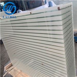 Sietspiedes rūdīts stikls